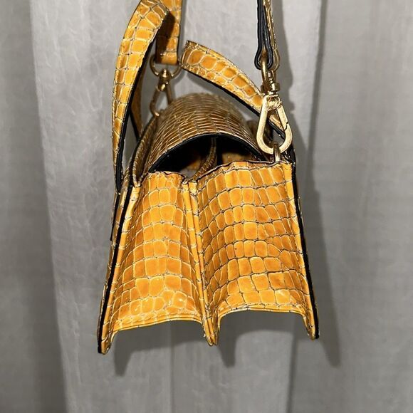 Marge Sherwood Gold Pebbled Croc Print Accordion Mini Handled Purse - Picture 9 of 16